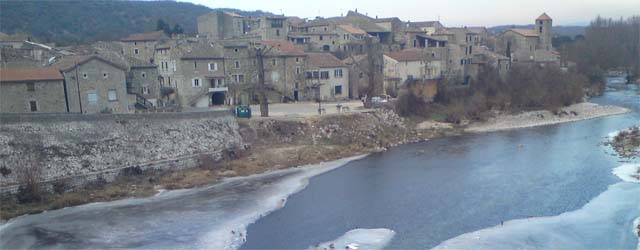 Le rivière Ardèche entièrement gelée à Lanas