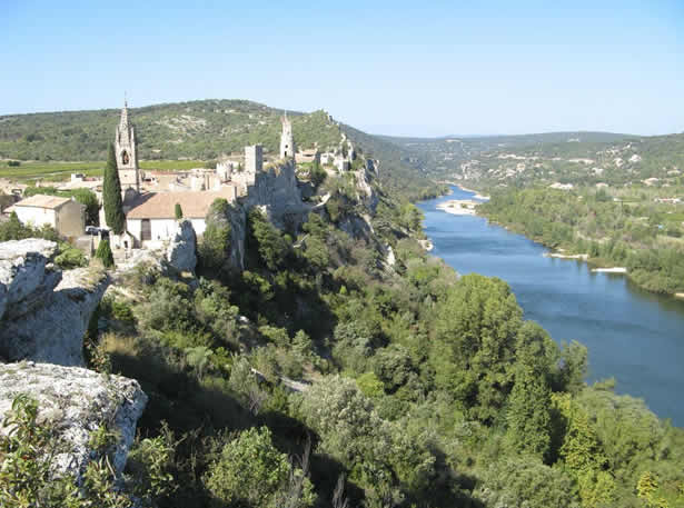 Le village d'Aigueze entre Gard est Ardèche
