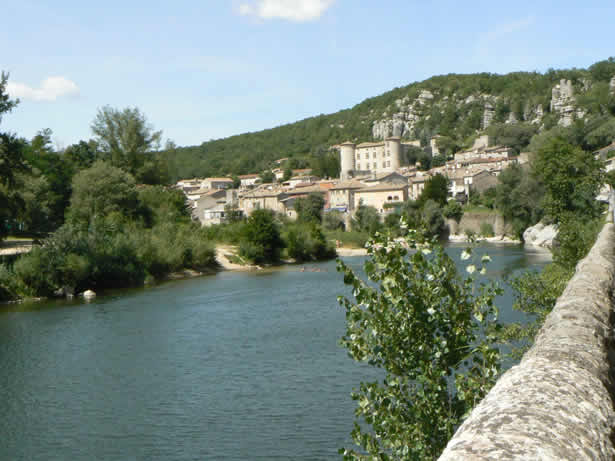 Le village de Vogüé et ses falaises