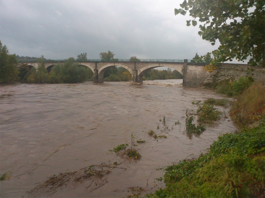 L'Ardèche en crue sous le pont de Lanas