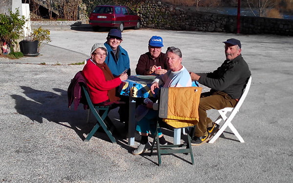 Les anciens tapent la belotte dehors le 15 Février