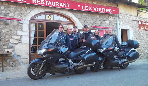 Les motards du MC Cobras à l'auberge Les Voûtes