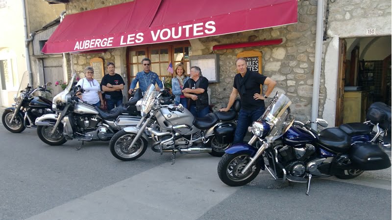 Groupe de motards devant l'hôtel